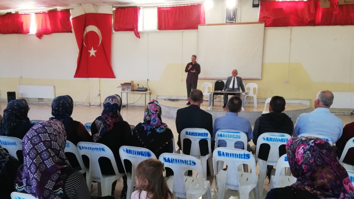 Sarıidris Ortaokulu 2023/2024 Okul Aile Birliği Toplantısı Belediye Başkanı Sayın Ramazan PALA' nın da katılımıyla gerçekleştirildi.