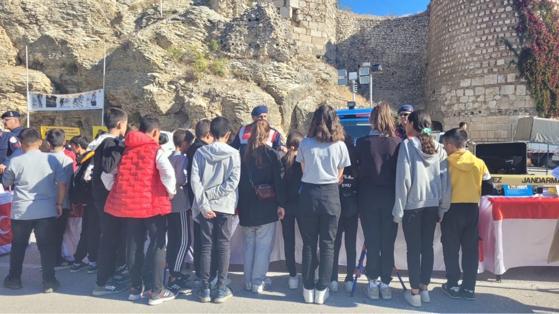 Okulumuz öğrencileri Isparta İl Milli Eğitim Müdürlüğü bünyesinde, Eğirdir Kale önünde  düzenlenen 