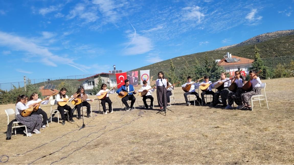 Sarıidris Ortaokulu ve Şehit Muhammet Korkmaz İlkokulunun ortaklaşa düzenlemiş olduğu 29 Ekim Cumhuriyet Bayramı, Sarıidris Kasabası halkının yoğun katılımıyla birlikte büyük bir coşkuyla kutlandı.  