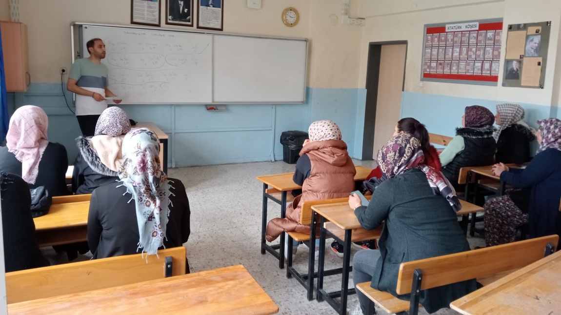 Okulumuzda 05/05/2025-09/05/2025 tarihleri arasında veli toplantıları yapılmış olup, öğrenci velileriyle akademik başarı, çevre, doğa, sürdürülebilirlik vb. konularda bilgilendirmeler yapıldı.